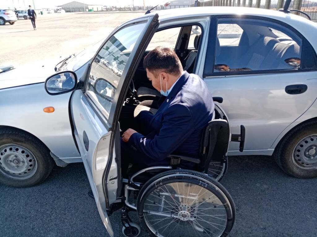 Жүргізуші куәлігіне тапсырған мүгедек жандар үшін қолмен басқарылатын арнайы автокөлік жабдықталды