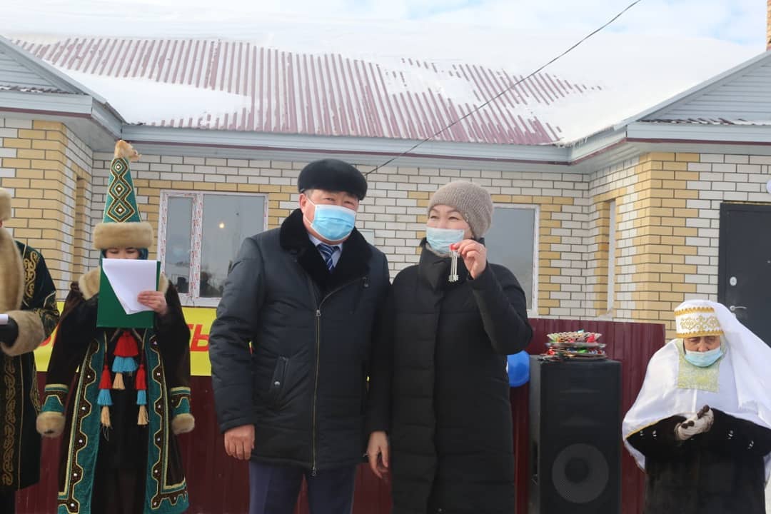 АБАЙ АУДАНЫНДА 32 ПӘТЕР КӨПБАЛАЛЫ ЖӘНЕ АЗ ҚАМТЫЛҒАН ОТБАСЫЛАРҒА БЕРІЛДІ