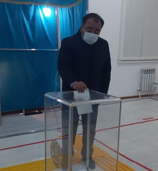 Сайлау учаскесіне отбасымен бірге келген Жолдас Батырхан өз таңдауын жасады