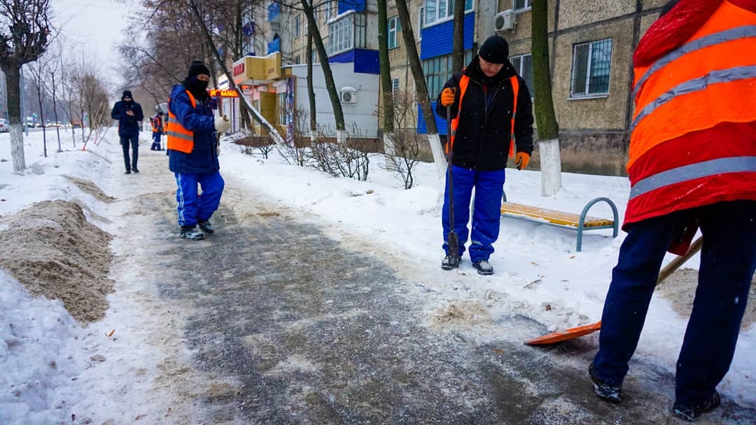 Қала көшелеріндегі мұздақтарды жою және жолдардың тайғанақтығын болдырмау үшін тайғаққа қарсы материалдар пайдаланылуда