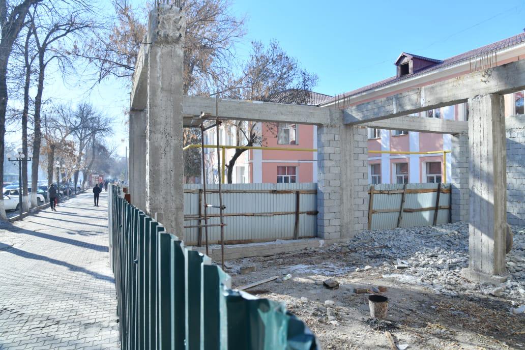 ЗАҢСЫЗ ҚҰРЫЛЫС НЫСАНЫНДА ДЕМОНТАЖ ЖҰМЫСТАРЫ ЖҮРГІЗІЛУДЕ