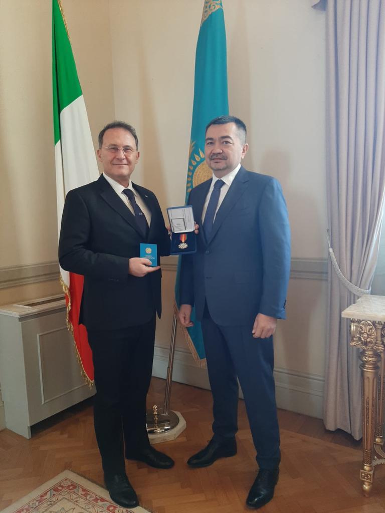 Квестор палаты депутатов Парламента Италии награжден Орденом «Достык»