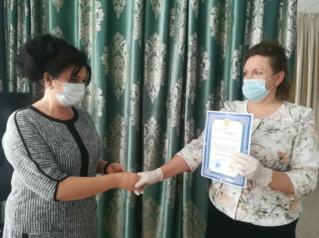 Первомай орта мектебінде 2021 жылдың 13 қаңтарында Орыс тілі мен әдебиеті пәнінің мұғалімі Каела Елена Васильевнаны «Үздік мұғалім-2020» байқауына қатысатын «Өз ісінің шебері» номинациясымен құттықтады.