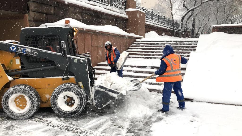 Порядка 2 тыс. рабочих чистят улицы Алматы от снега