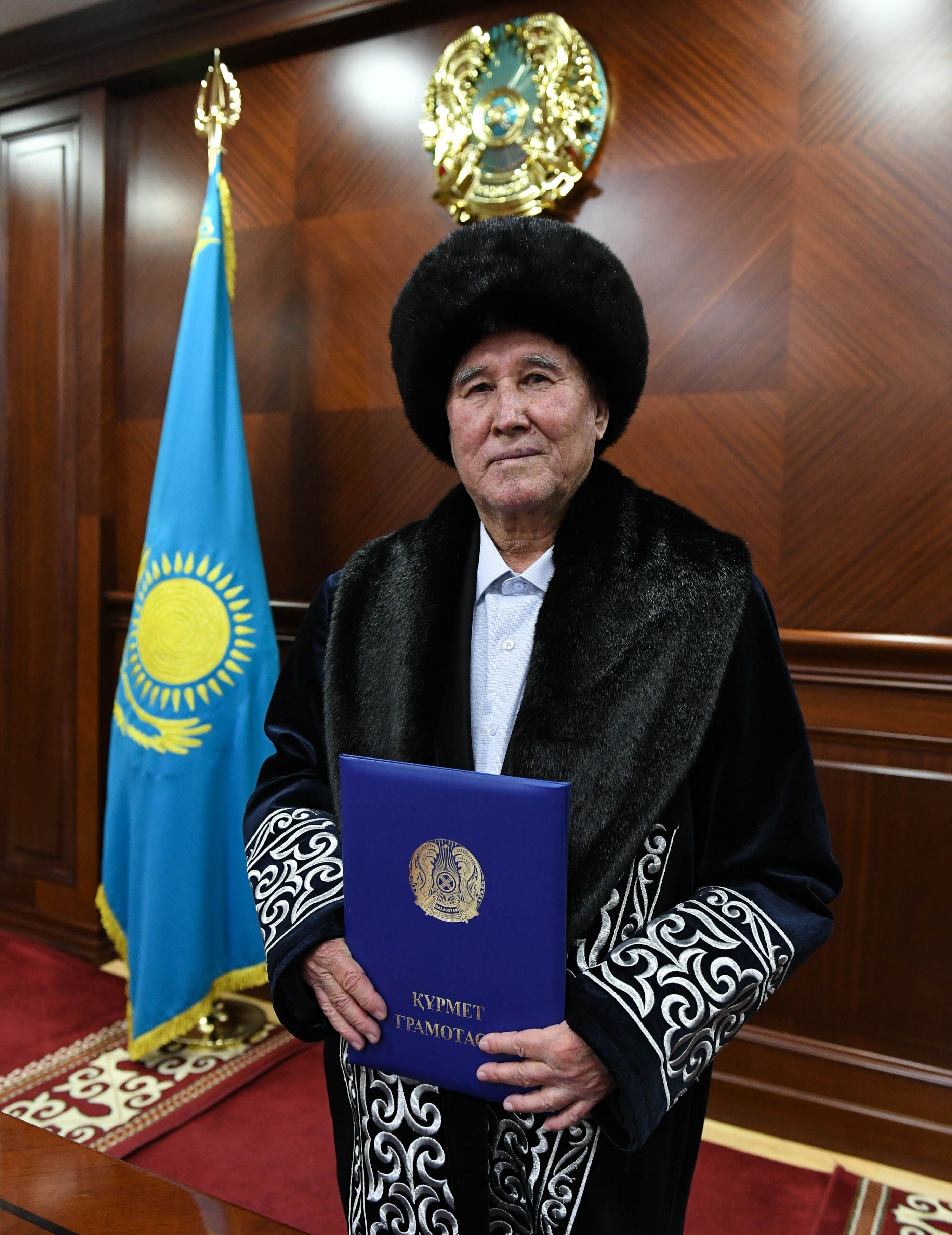 Аким области поздравила ветерана труда, Героя Социалистического Труда Арапбека Абиева с 80-летним юбилеем