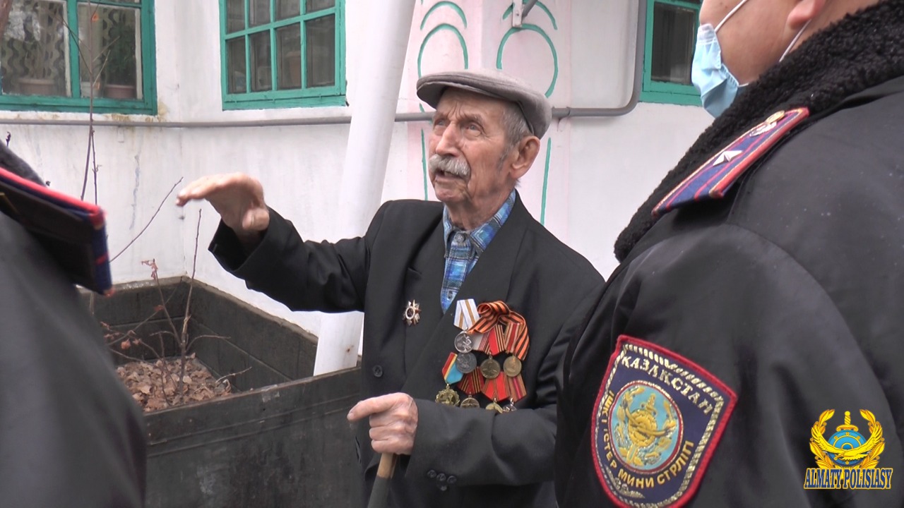 Полицейские Алматы помогли с углем ветерану Великой Отечественной войны