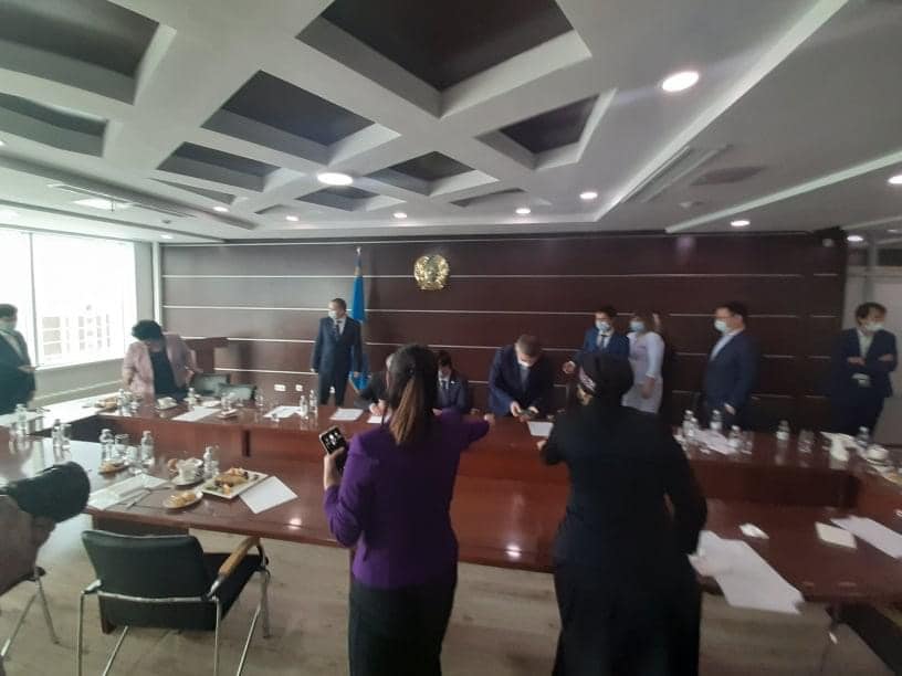Министр образования и науки Асхат Аймагамбетов провел встречу с представителями педагогической общественности и ответил на вопросы