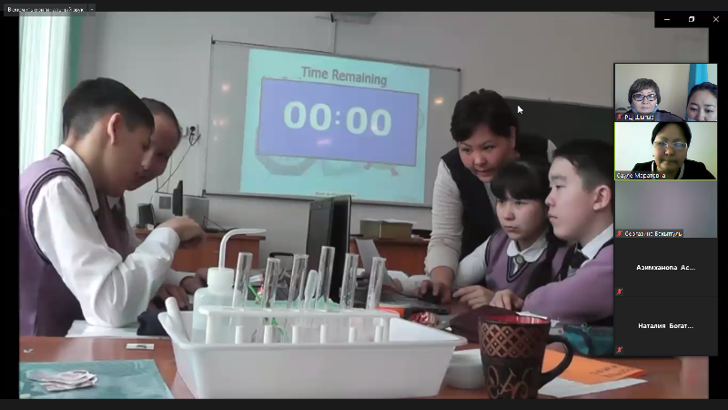 Әдемі іш киімдегі кеуделі әйелдер бейнеленген порно