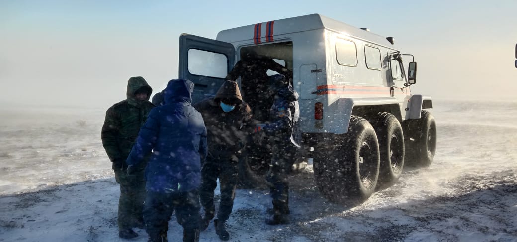 Спасатели ДЧС Алматинской области всю ночь спасали людей из снежных заносов
