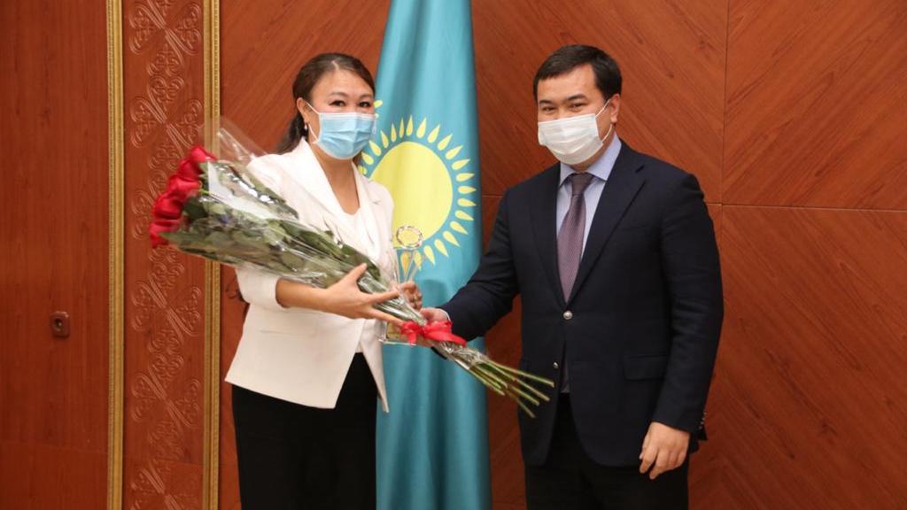 Женис Касымбек поздравил учителей с профессиональным праздником