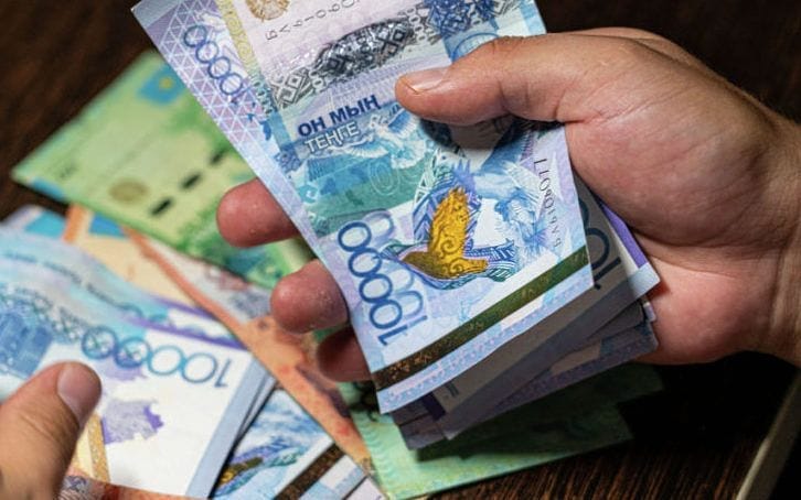 Бөлінулердегі секс туралы бейне Бала ұйықтап жатқан баланы сорып жатыр