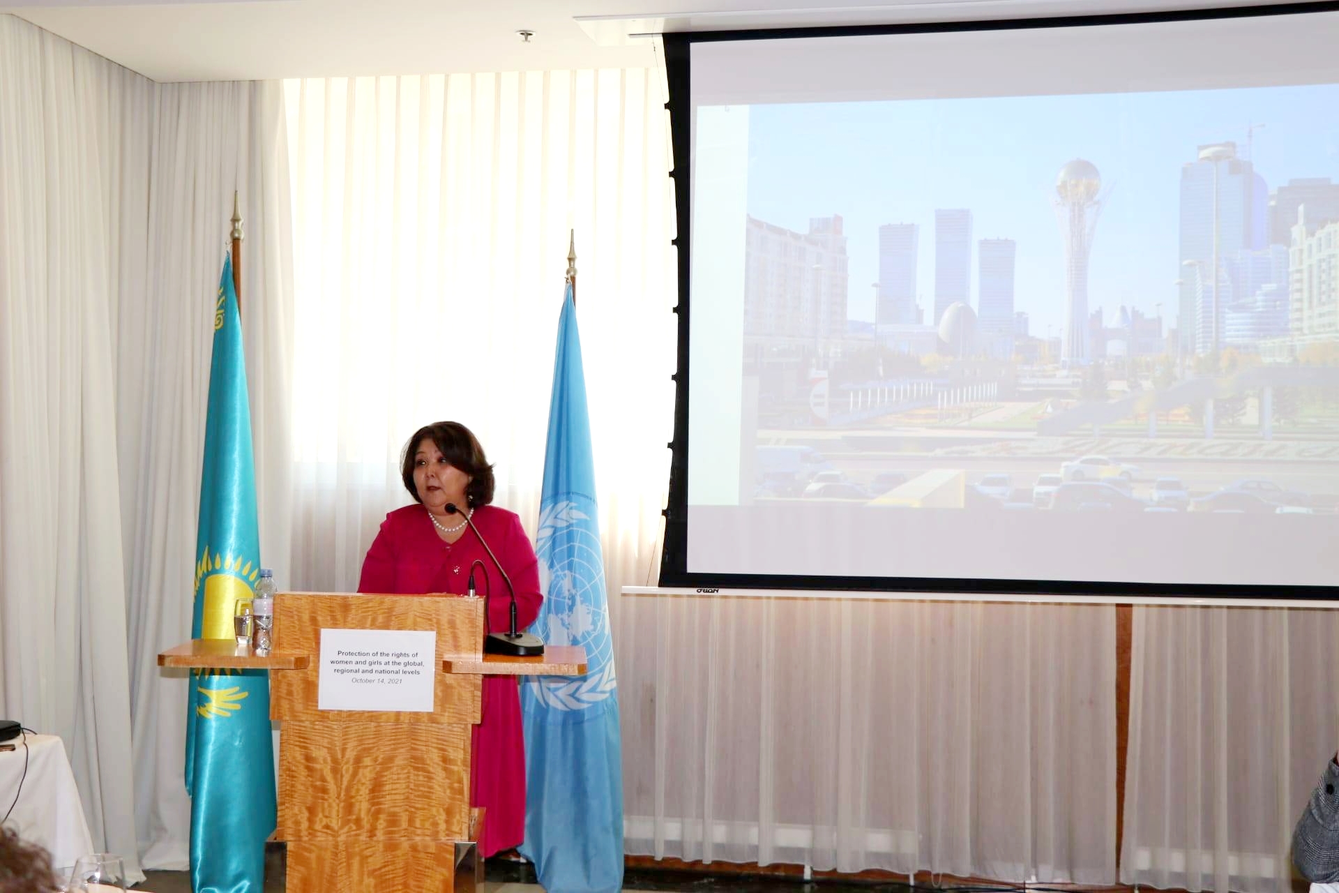 Әйелінің кискасынан сперматозоидтар ағып жатыр