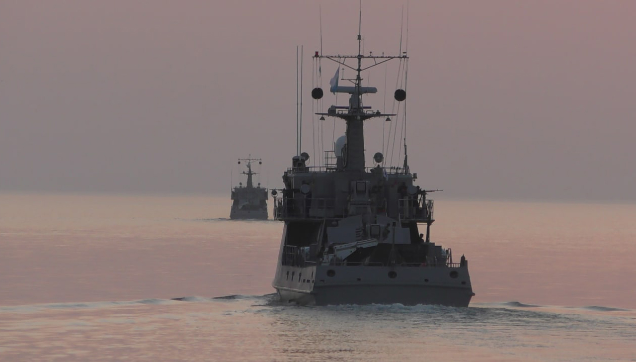Военные моряки совершают сбор-поход по Каспийскому морю