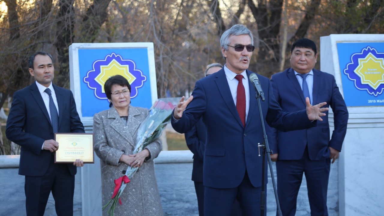 На «Аллее звёзд» в Караганде установили табличку с именем педагога и музыканта Мейрхана Адамбекова