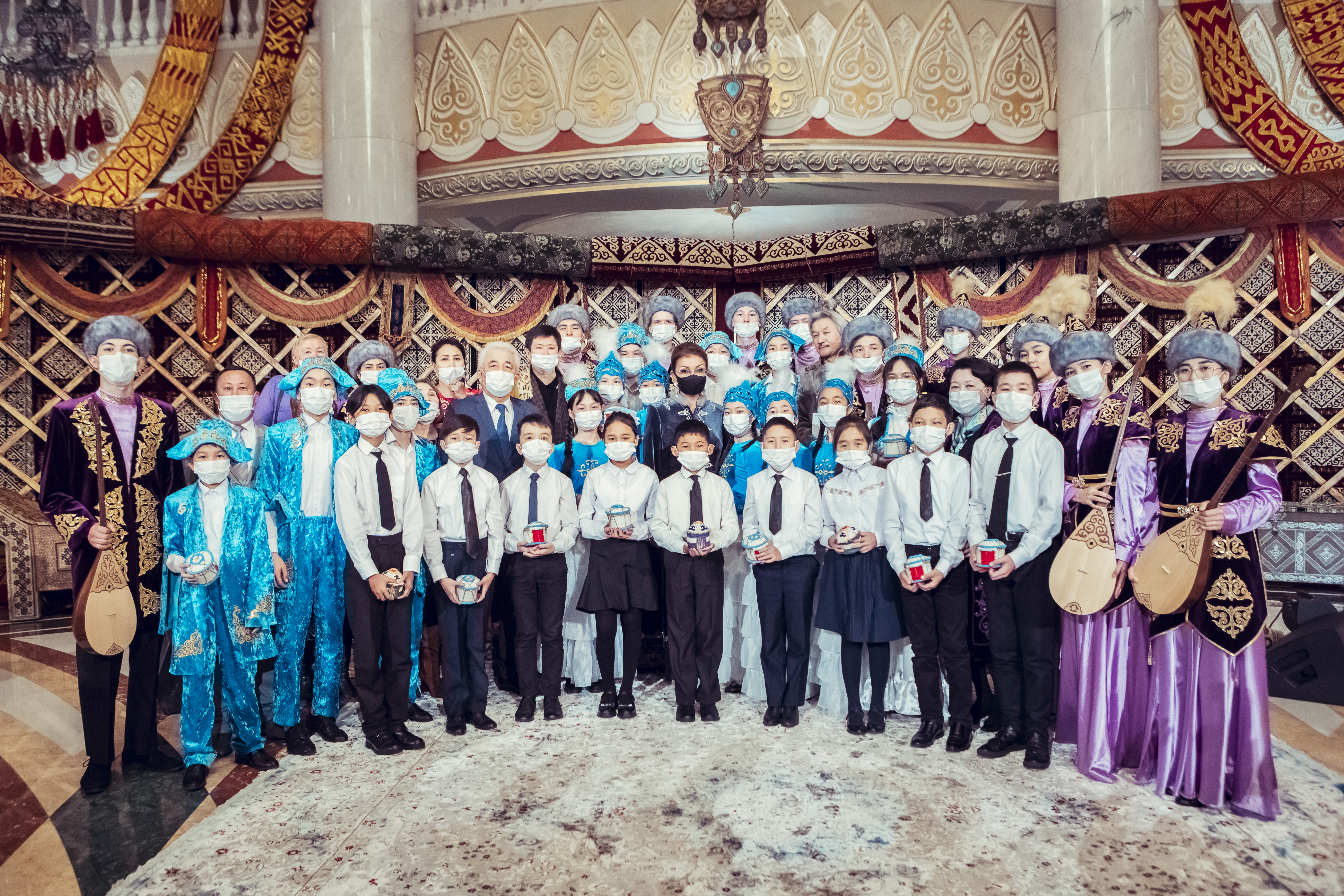 Дарига Назарбаева подарила детям 160 домбр  в рамках 160-летия Дины Нурпеисовой