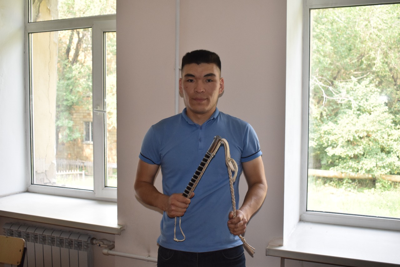 Қарағандының өрт сөндіруші-құтқарушысы ат әбзелдерін жасаумен айналысады