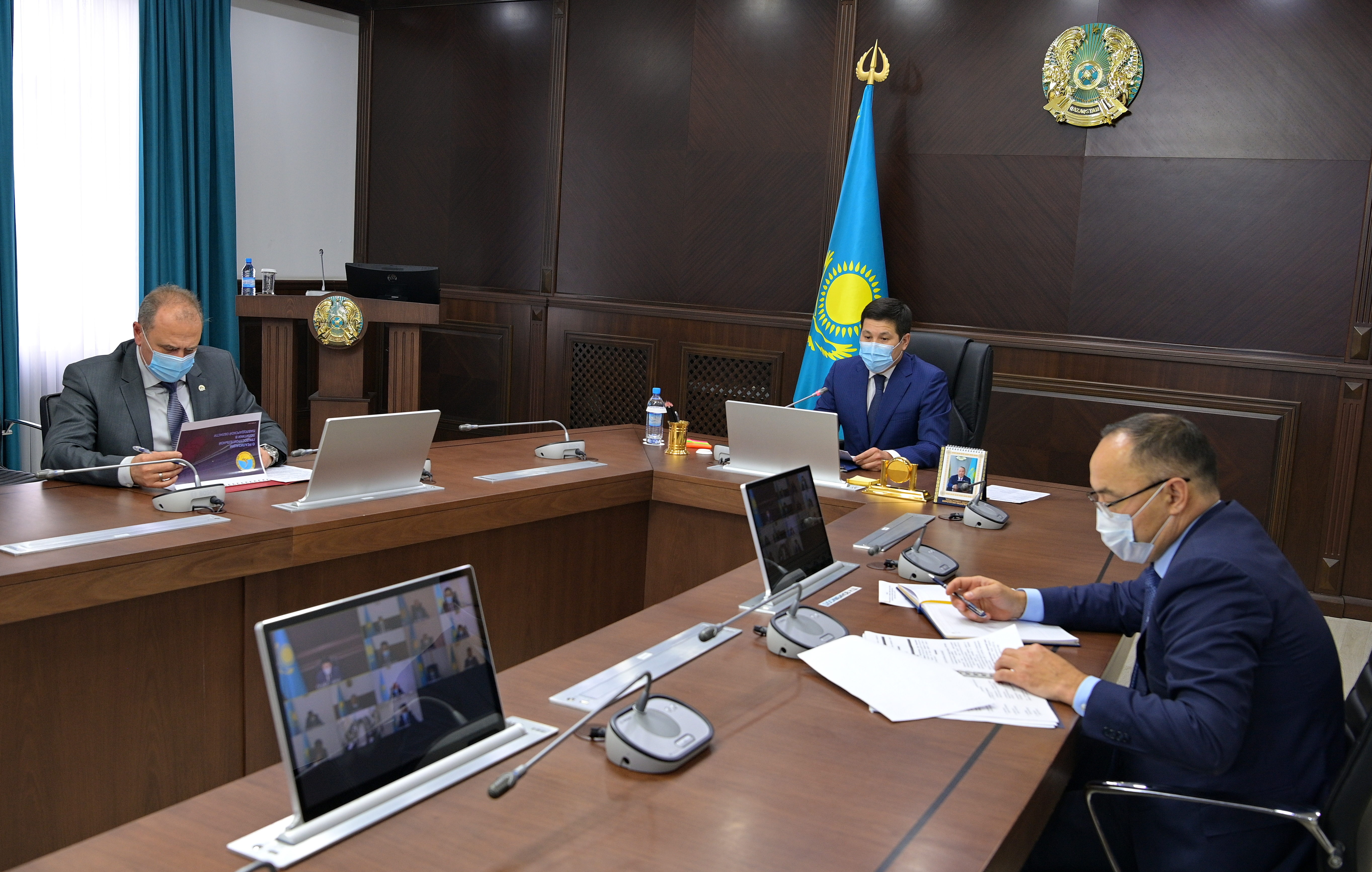Павлодар облысында қала құрылысы саясатын іске асыру туралы аппараттық кеңесте Павлодар облысы cәулет және қала құрылысы басқармасының басшысы Серік Қайырбекұлы Әбдірахманов сөз сөйледі