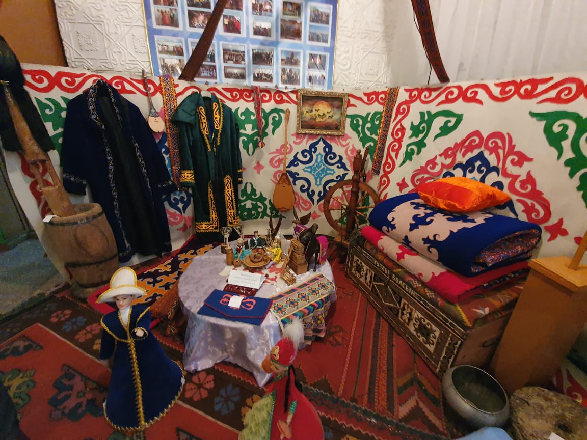 Душтағы жалаңаш әйел суреті