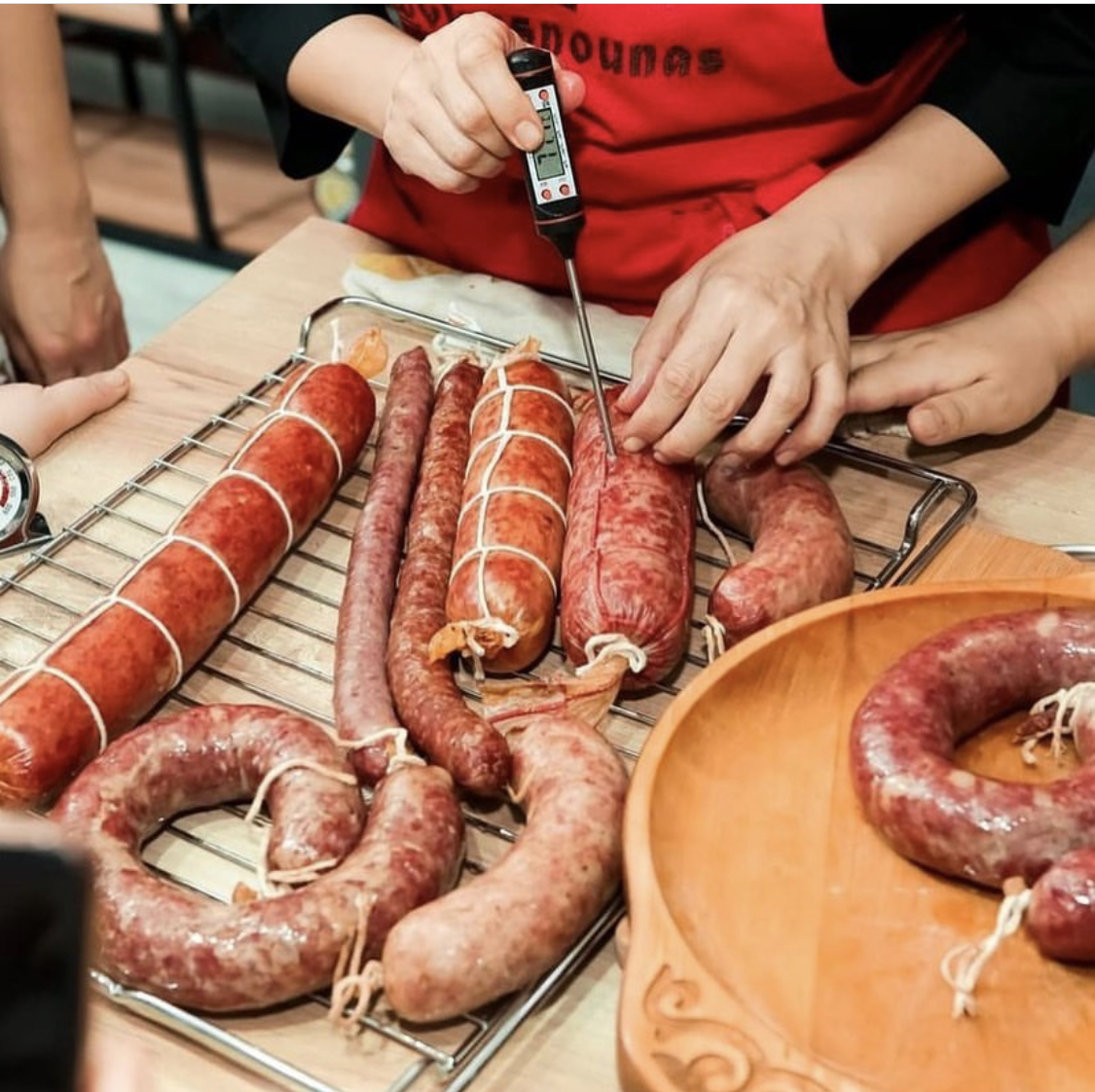 Қожайын үй қызметкерін видеоны жалауға мәжбүрлеген. Қожайын үй қызметкерін видеоны жалауға мәжбүрлеген.