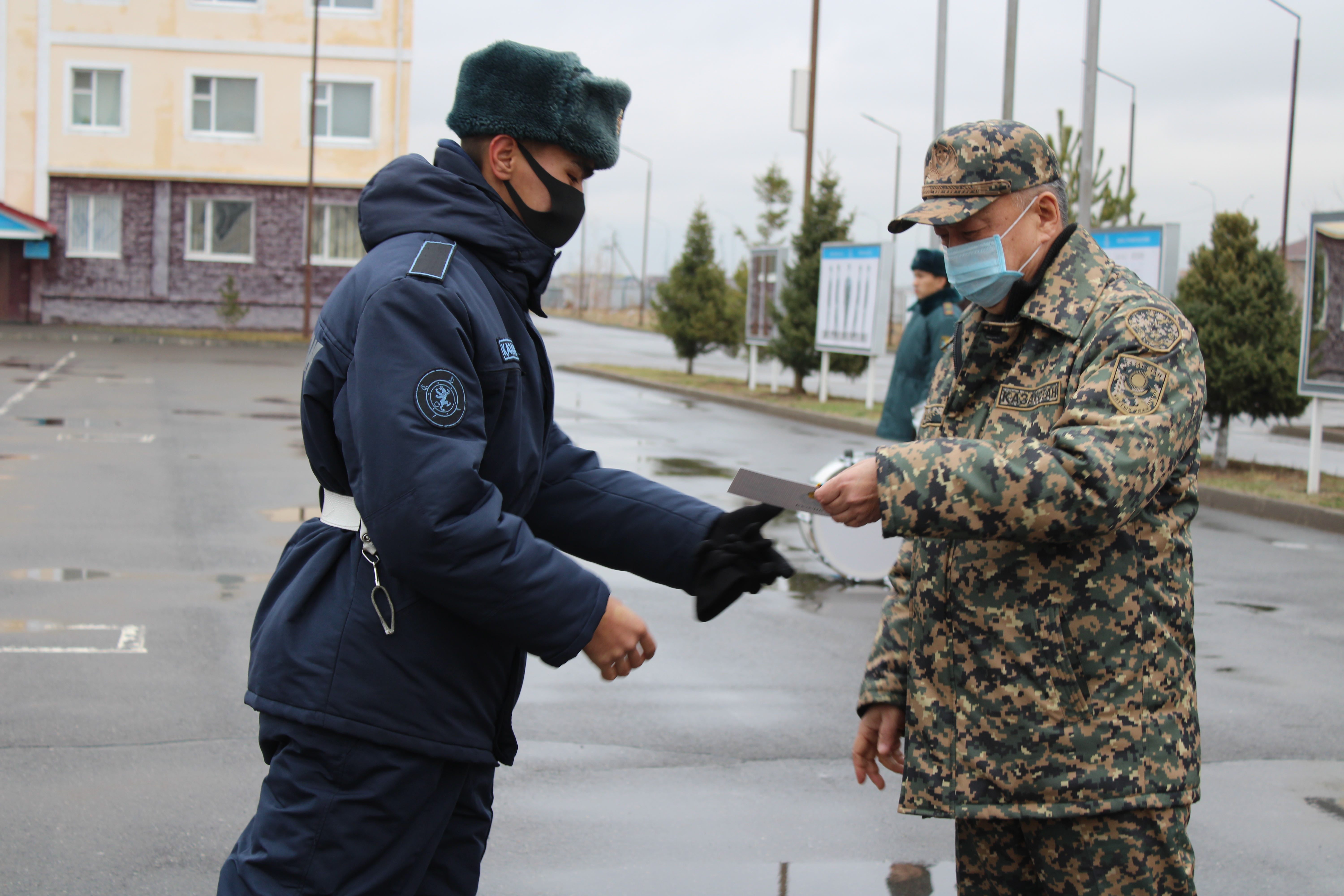 В столице гвардейцев, задержавших особо опасного преступника наградили