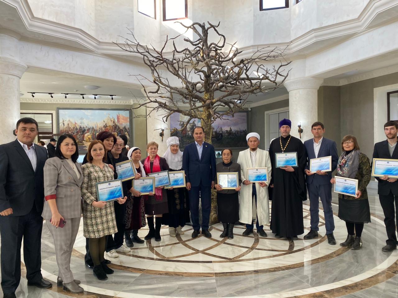 Жезқазған қаласының діни бірлестіктер мен этно-мәдени орталықтарының басшылары «Жошы хан» тарихи-мәдени кешенін аралап, рухани келісім тұрақтылық кепілі тақырыбындағы кездесуге қатысты.