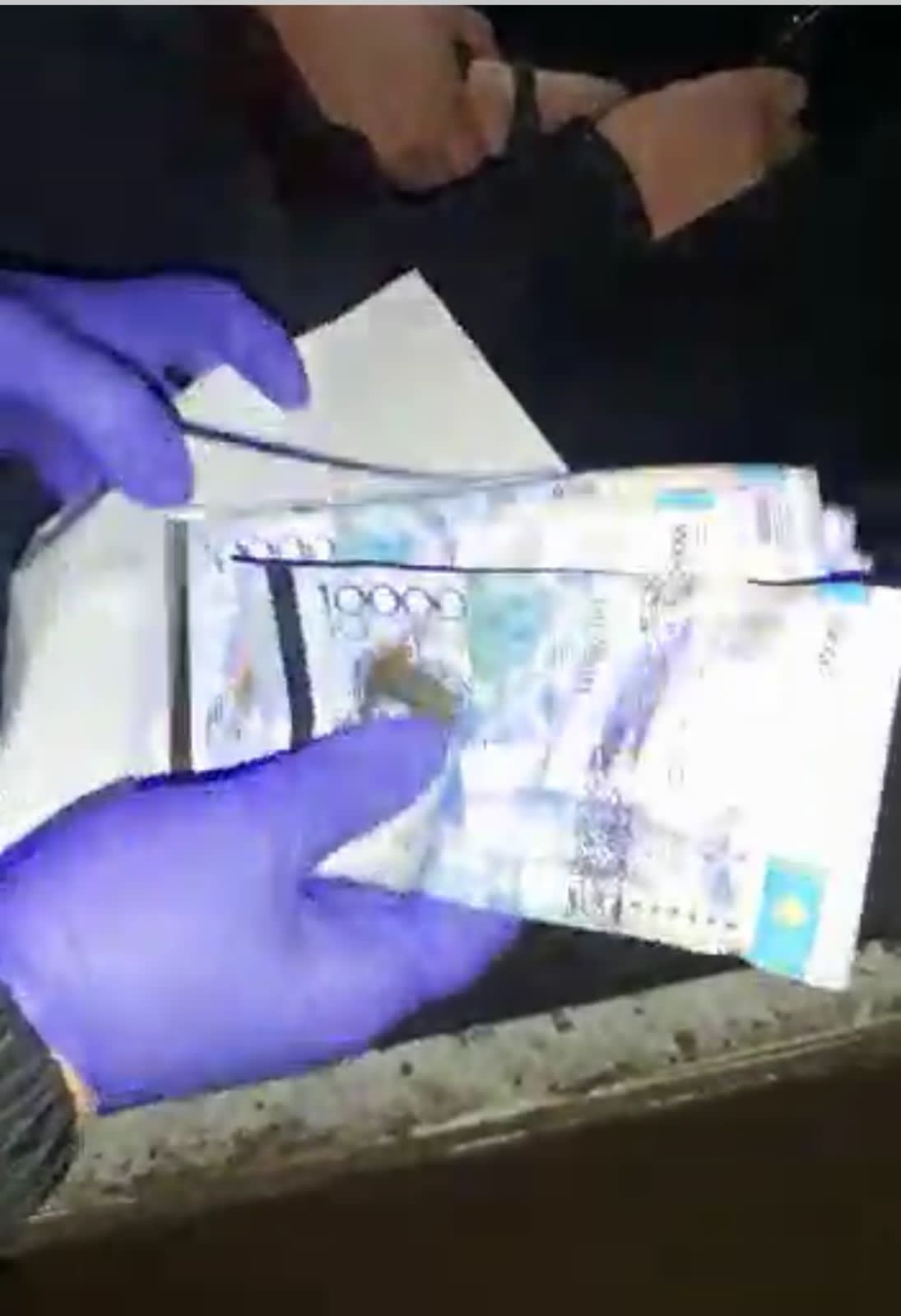 Полицейге пара бермек болған азамат ұсталды.