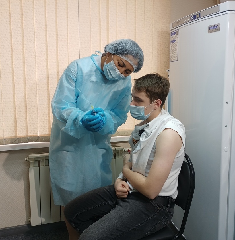 Қарағандылық жасөспірімдер Pfizer вакцинасының бірінші компонентін алды