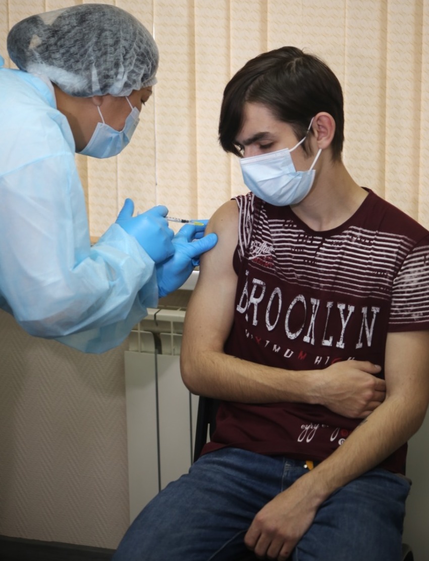 Қарағандылық жасөспірімдер Pfizer вакцинасының бірінші компонентін алды