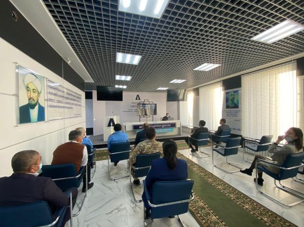 Көкірекшедегі сексуалды қыздардың кеуделері