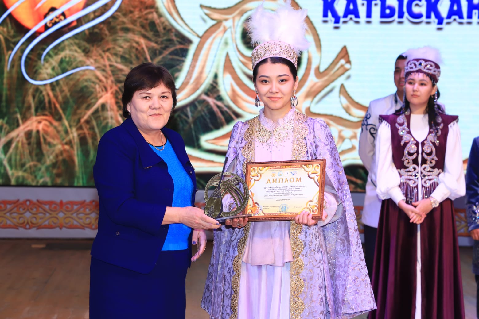 Ұйқыдағы әйелді ұрып-соғатын мойынсұнғыштың видеосы