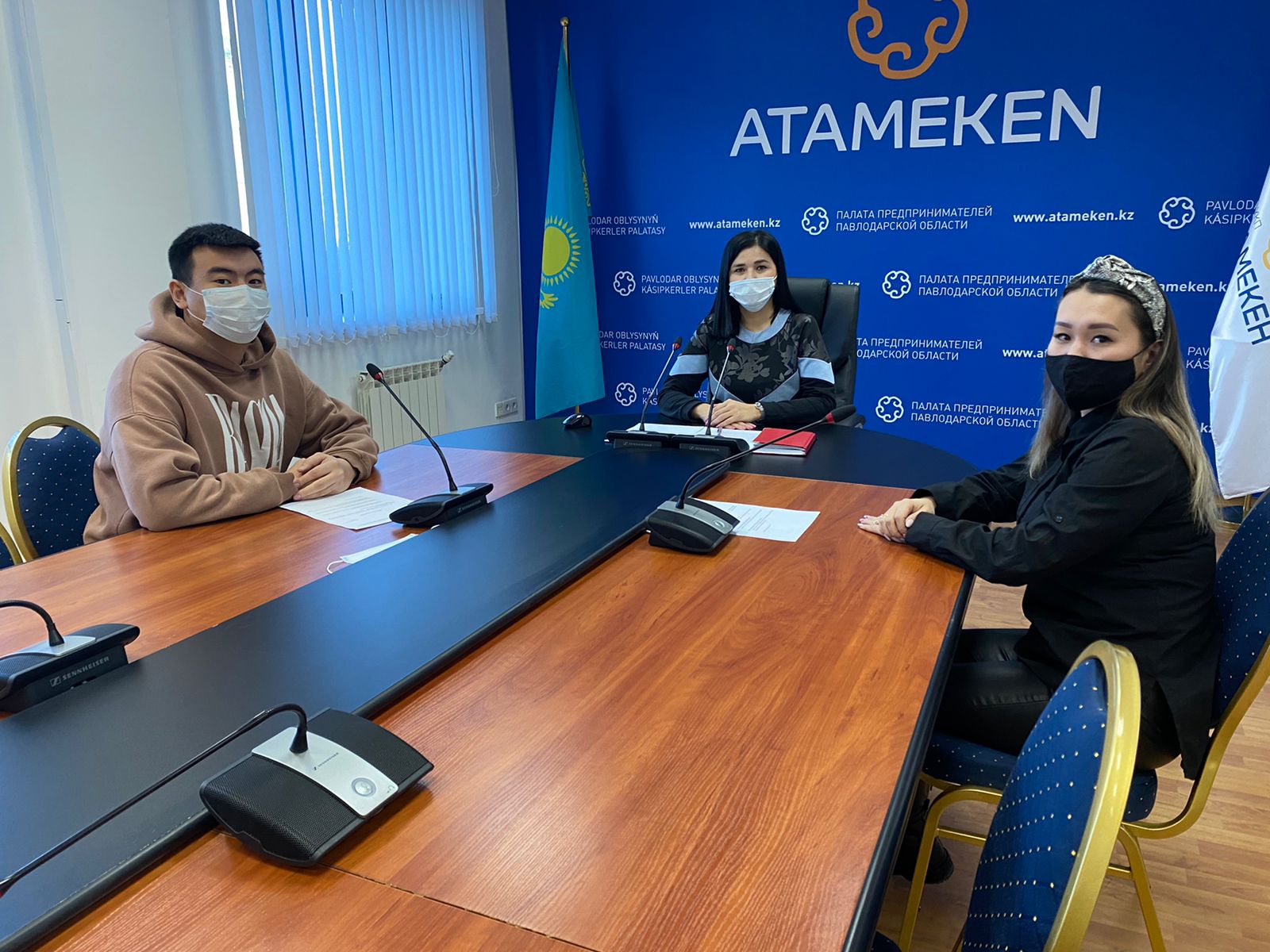Павлодар облысының Кәсіпкерлер палатасында мектеп оқушылары мен студенттер жас кәсіпкерлермен және жаттықтырушымен кездесті