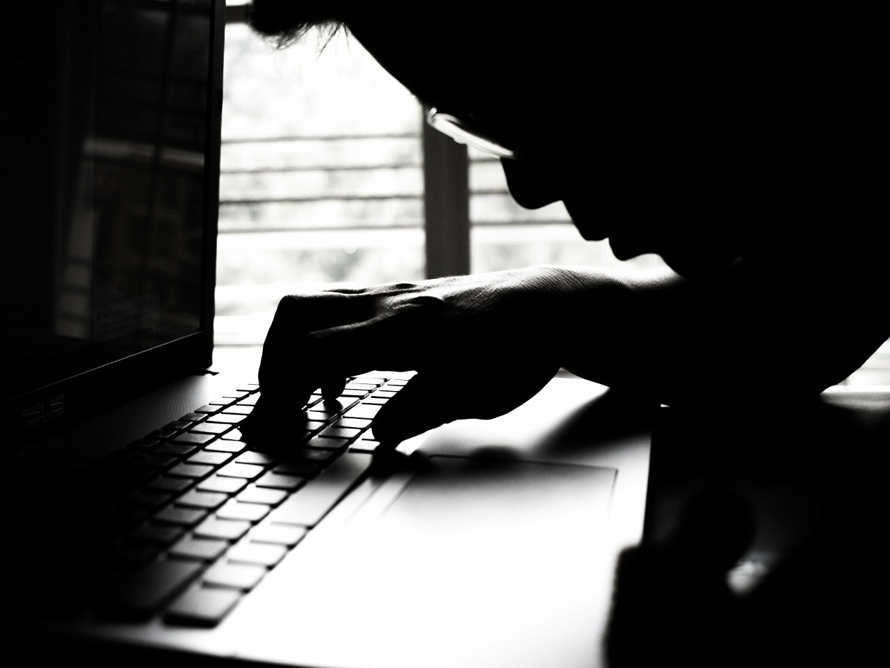 Пениске өкшемен басады