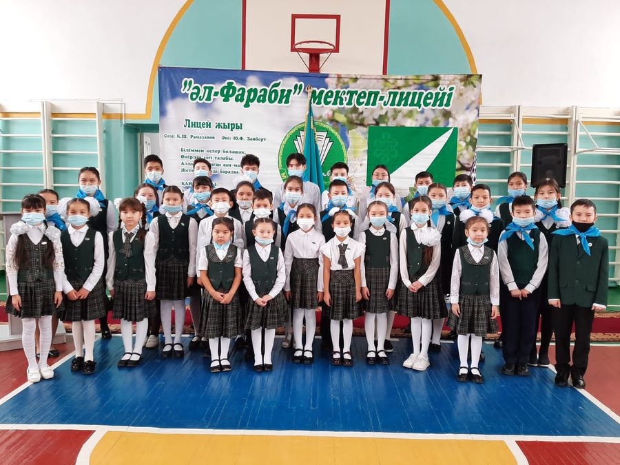 Әйел өзінің кискасын сипады