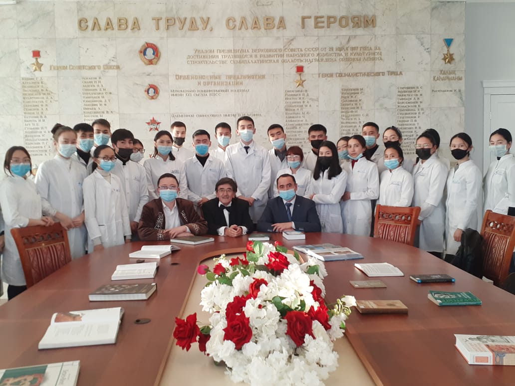 Орхон-Енисей жазба ескерткіштері: дөңгелек үстел