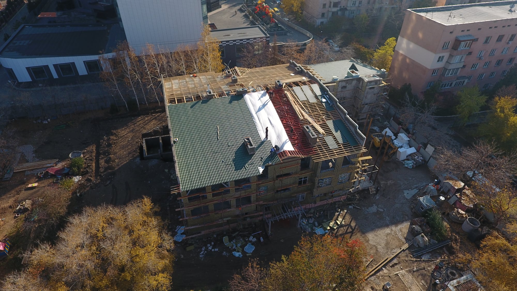 Управлением комфортной городской среды города Алматы ведется сейсмоусиление детского сада №116, по адресу: г. Алматы, Медеуский район, микрорайон Самал-2, дом 83. Завершение планируется до конца текущего года.