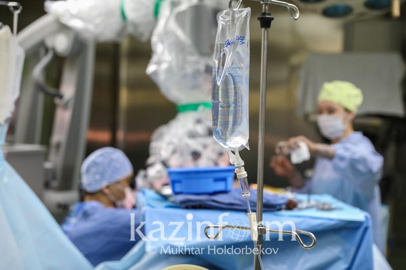 Алматы дәрігерлері жамбас сүйегі сынған 94 жастағы әжені аяғына тік тұрғызды