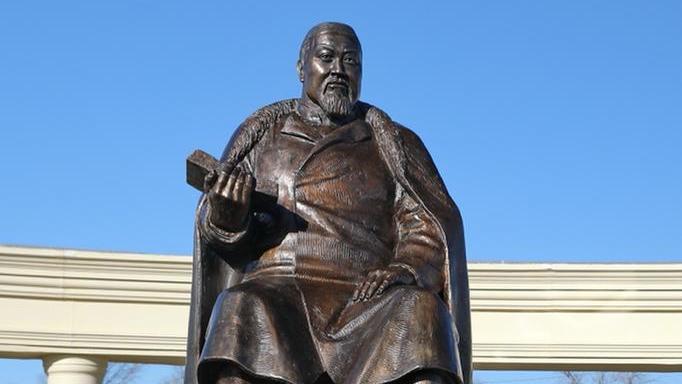 В Жезказгане открыли памятник Абаю