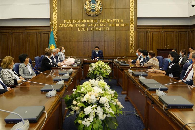 Білім және ғылым министрі техникалық және кәсіптік білім беру ардагерлеріне наградалар табыстады