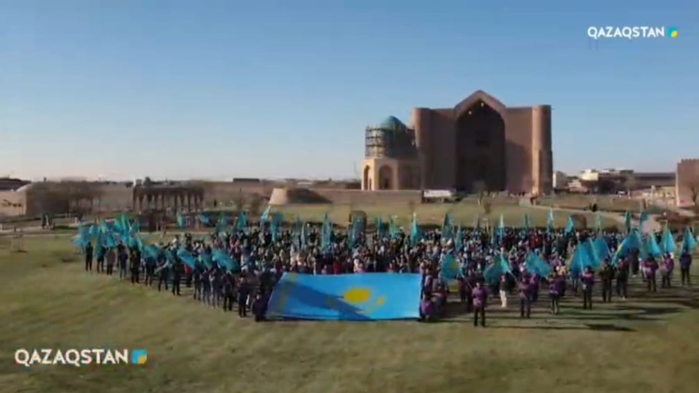 3 тысячи казахстанцев исполнили гимн страны