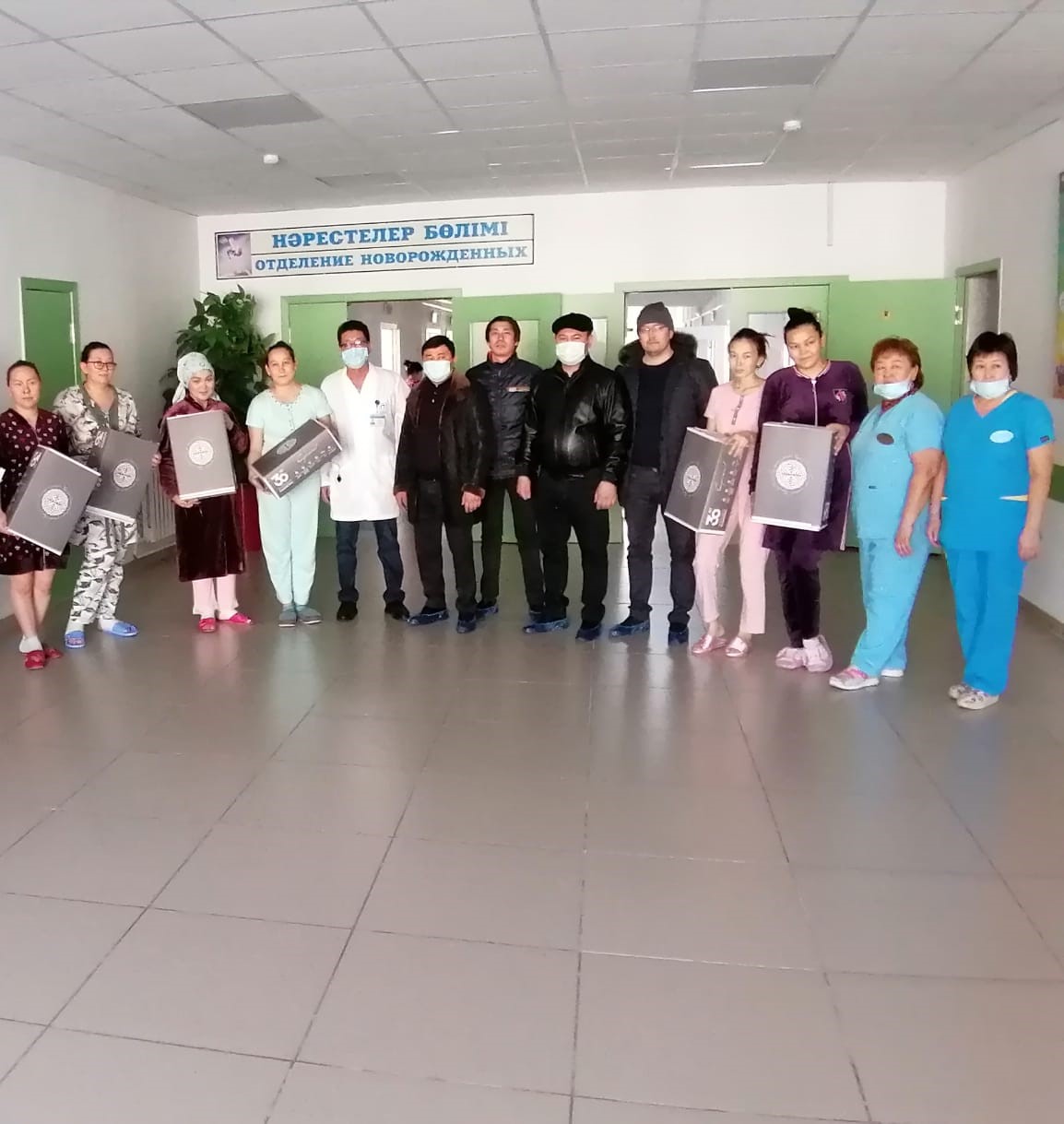 Новорожденные Алматинской области в День Независимости получили подарочные боксы «Сүйінші»