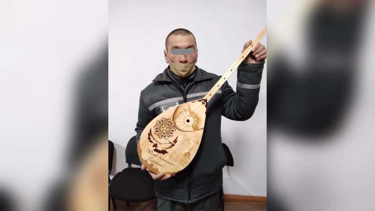 ШҚО-да жазасын өтеушілер өздері дайындаған ұлттық аспапты музейге тапсырды