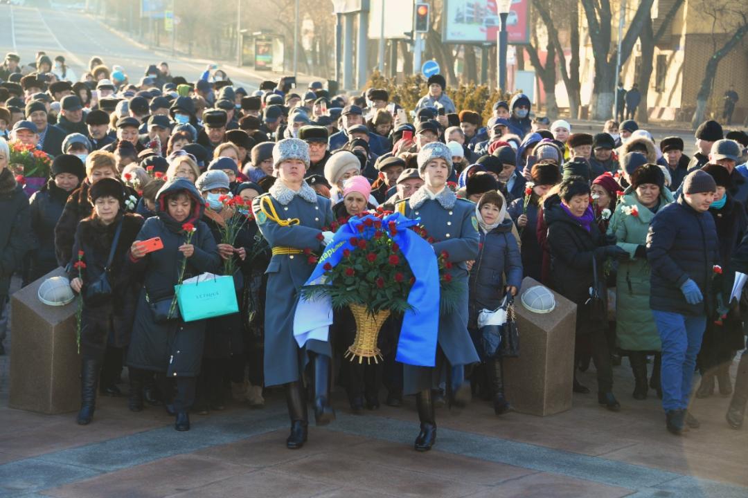 Возложения цветов к монументу «Тәуелсіздік таңы»