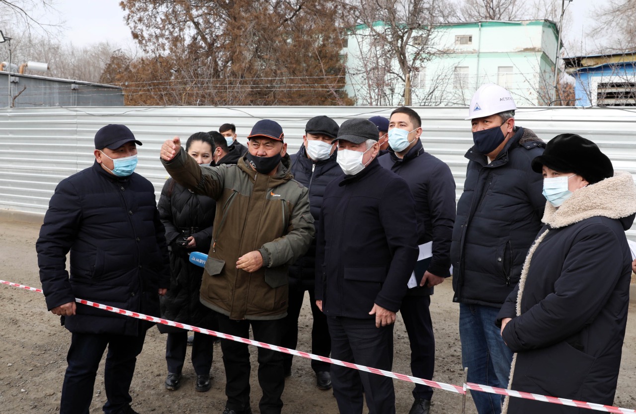 Б. Сапарбаев встретился с сотрудниками биофармацевтического завода в Кордайском районе