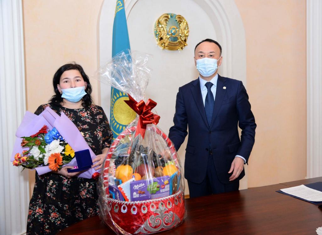 Аким области вручил ключи от квартиры многодетной семье, пострадавшей от пожара