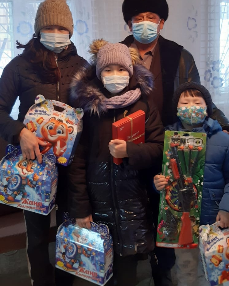 В  предверии Нового года глава кх "Алға" Бергенев М. С. подарил новогодние подарки многодетной семье в округе