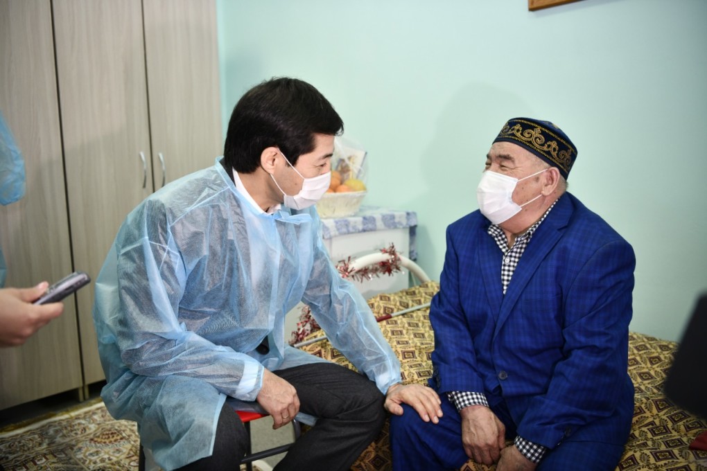 ПОДОПЕЧНЫХ ДОМА ПОЖИЛЫХ С НАСТУПАЮЩИМ НОВЫМ ГОДОМ ПОЗДРАВИЛ АКИМ ЗКО ГАЛИ ИСКАЛИЕВ