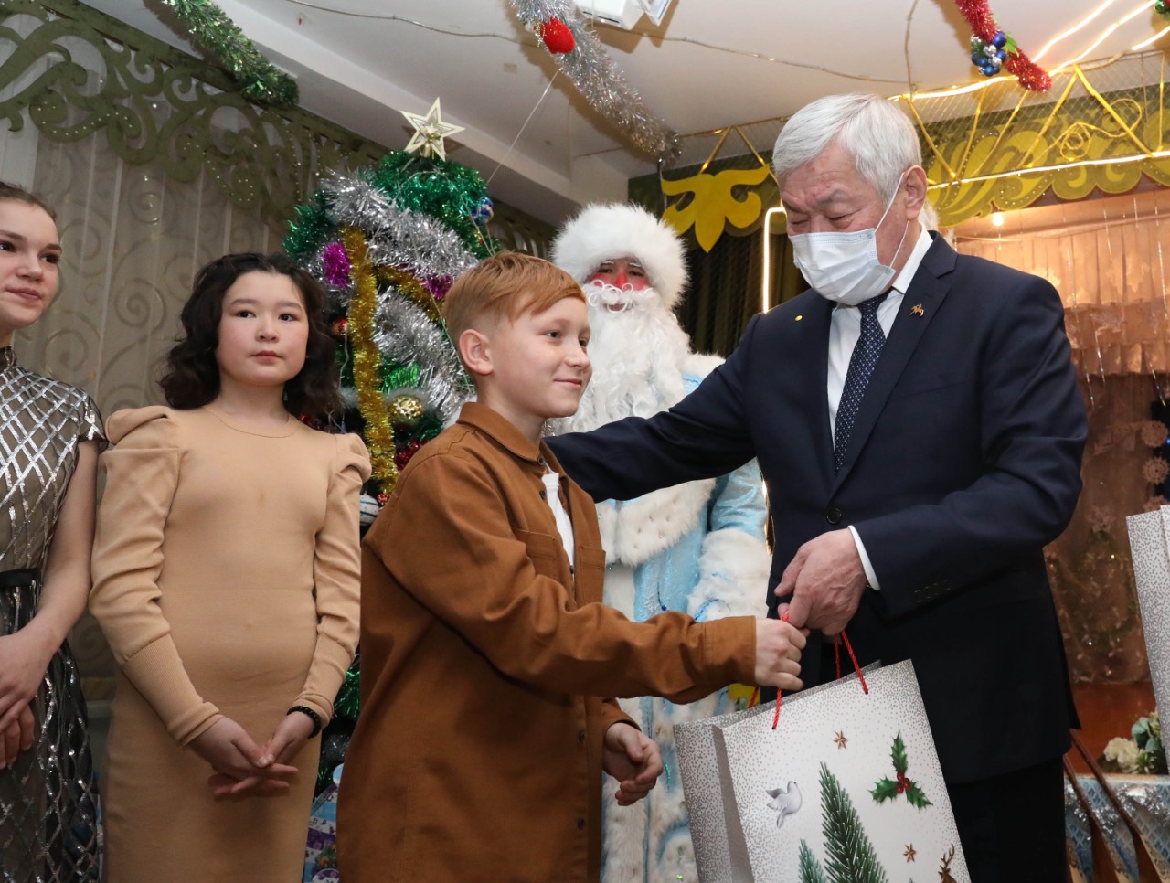 Бердибек Сапарбаев поздравил детей с наступающим Новым годом