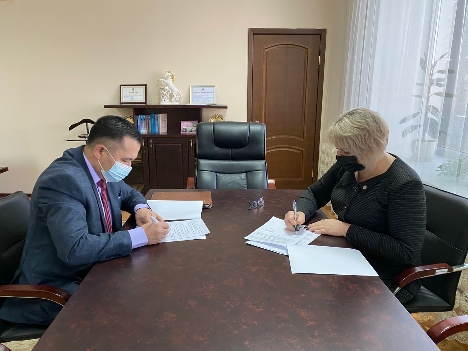 The head of the State Institution "Department of State Architectural and Construction Control of the Aktobe region" Soprun O.A. and the head of the branch of the NGO "Adildik Zholy" of the Aktobe region Baymenov A.Z. signed a memorandum of cooperation.