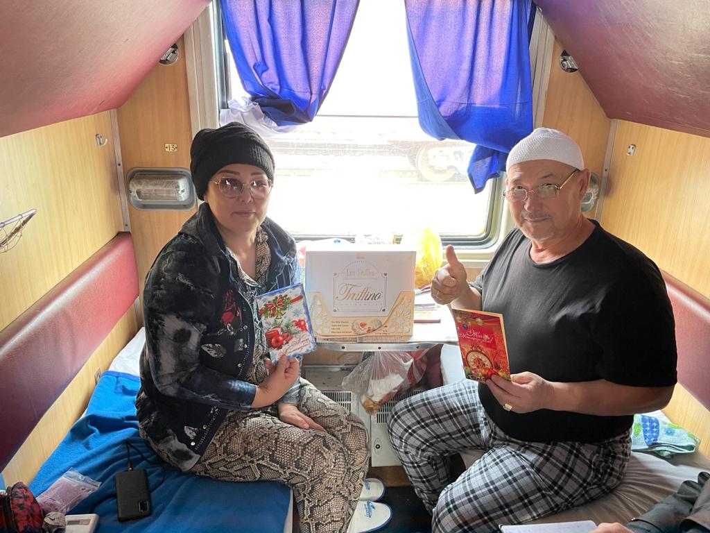 Жаңа жыл қарсаңында көлік полицейлері пойыз жолаушыларын құттықтады