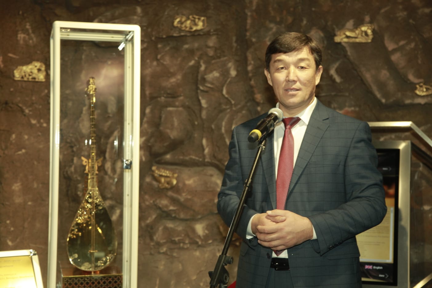 Алтын домбыра - Түркістанда
